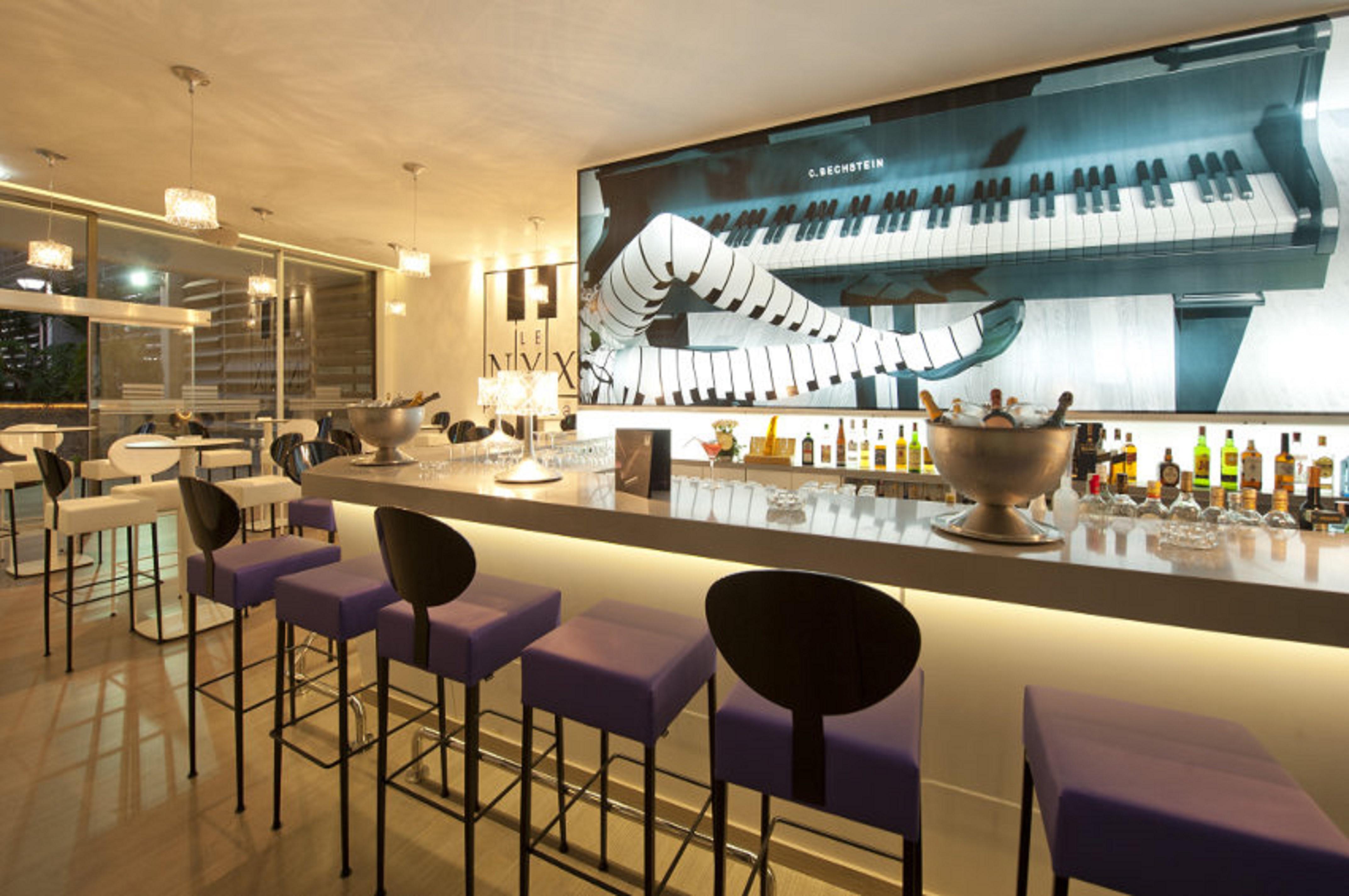 Mövenpick Hotel&Casino Malabata Tanger Esterno foto The bar at the 100 Queen's Gate
